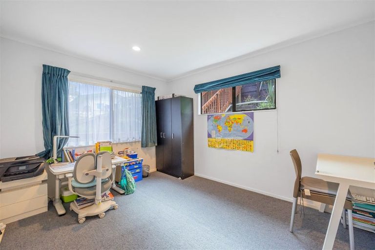 Photo of property in 2/9 Ridgewood Crescent, Birkenhead, Auckland, 0626