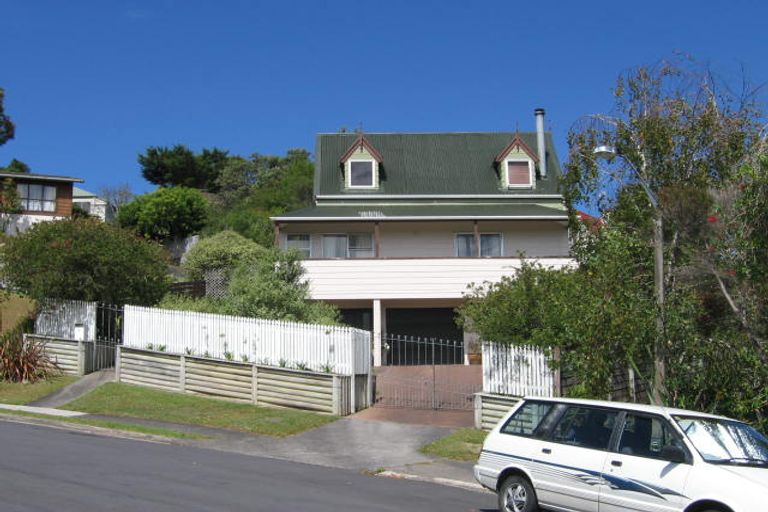 Photo of property in 2/8 Dianthus Place, Browns Bay, Auckland, 0630