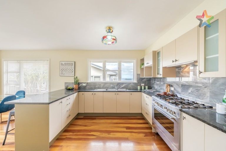 Photo of property in 102 Dowse Drive, Maungaraki, Lower Hutt, 5010