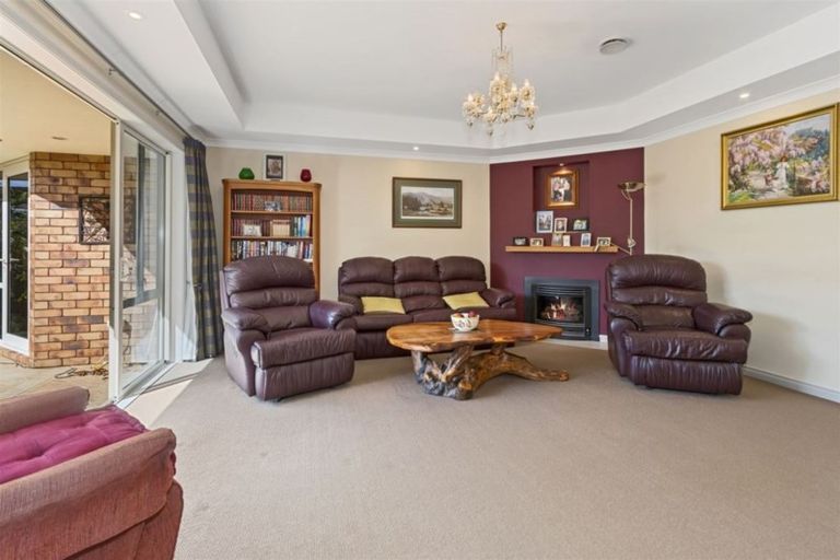 Photo of property in 18 Willowview Drive, Redwood, Christchurch, 8051