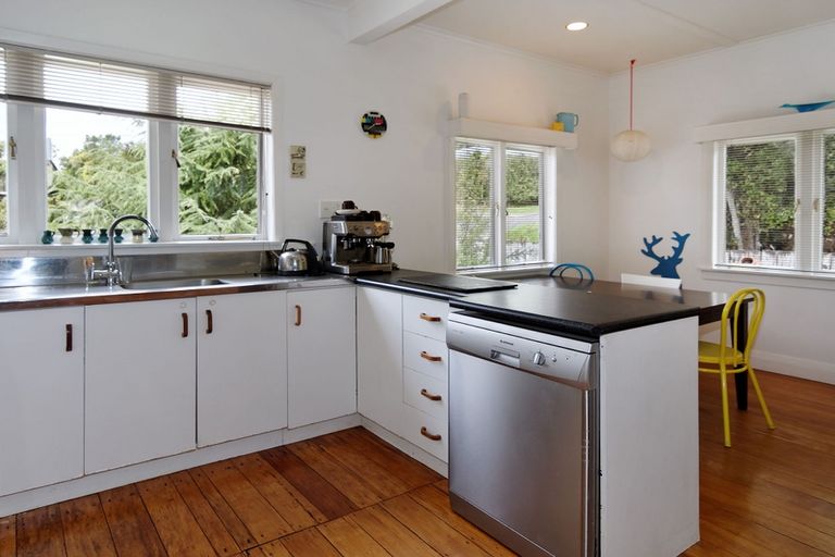 Photo of property in 19 Konini Road, Titirangi, Auckland, 0604