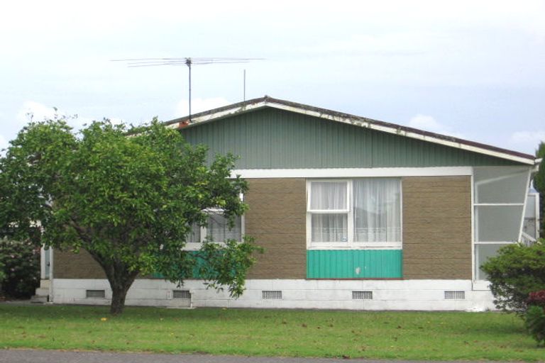 Photo of property in 2/118 Te Atatu Road, Te Atatu South, Auckland, 0610
