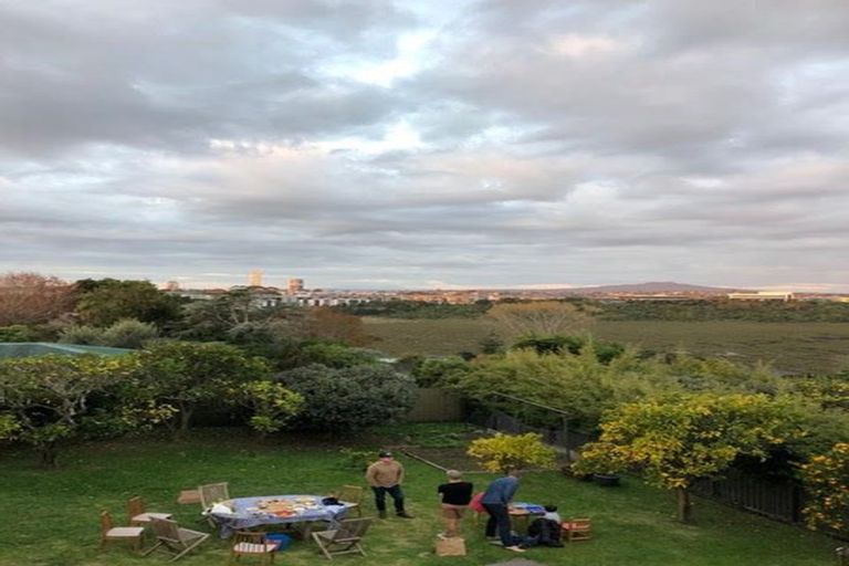 Photo of property in 10 Deuxberry Avenue, Northcote, Auckland, 0627