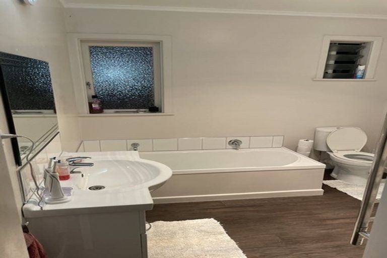 Photo of property in 31 Sunnyside Road, Sunnyvale, Auckland, 0612