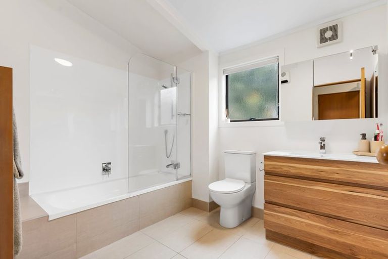 Photo of property in 1/305 Glenfield Road, Glenfield, Auckland, 0629