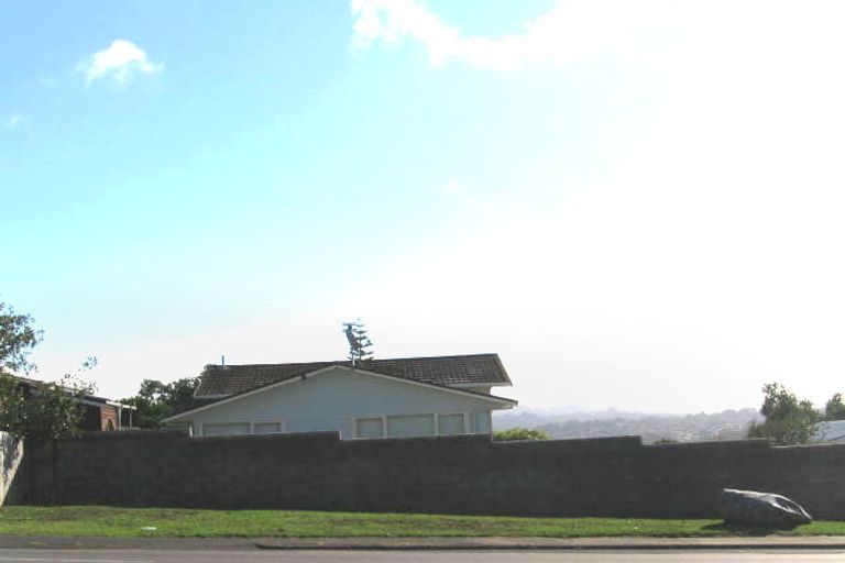 Photo of property in 2/4202a Great North Road, Glendene, Auckland, 0602