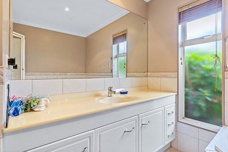 Photo of property in 12 Stonedge Lane, Rosedale, Auckland, 0632