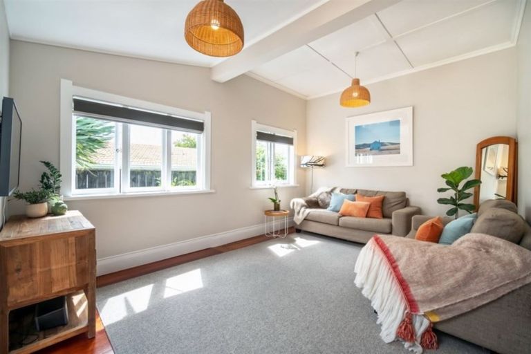 Photo of property in 1/34 Gladstone Road, Northcote, Auckland, 0627