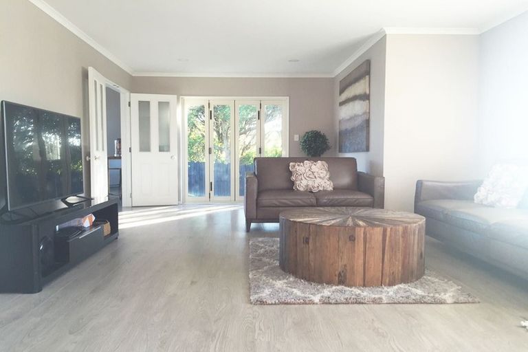 Photo of property in 18 Lorikeet Place, Unsworth Heights, Auckland, 0632