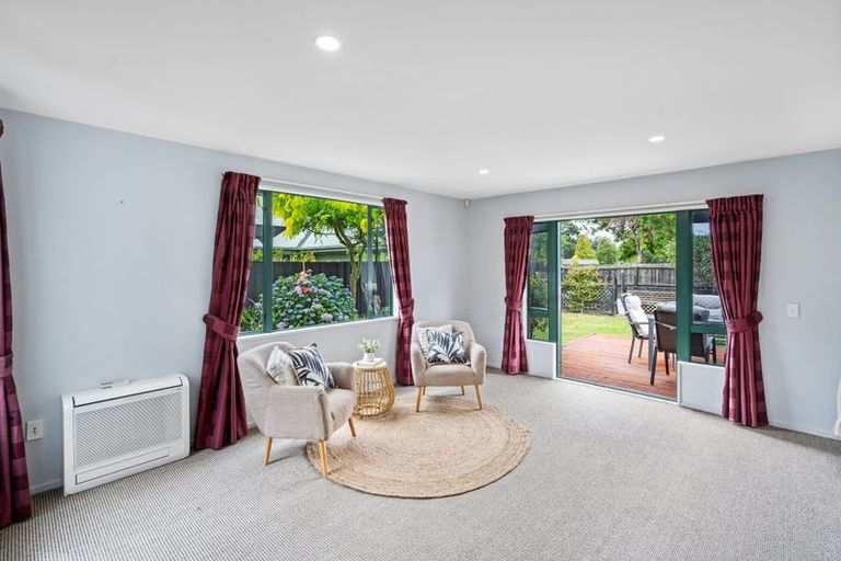 Photo of property in 21 Thornwood Place, Redwood, Christchurch, 8051