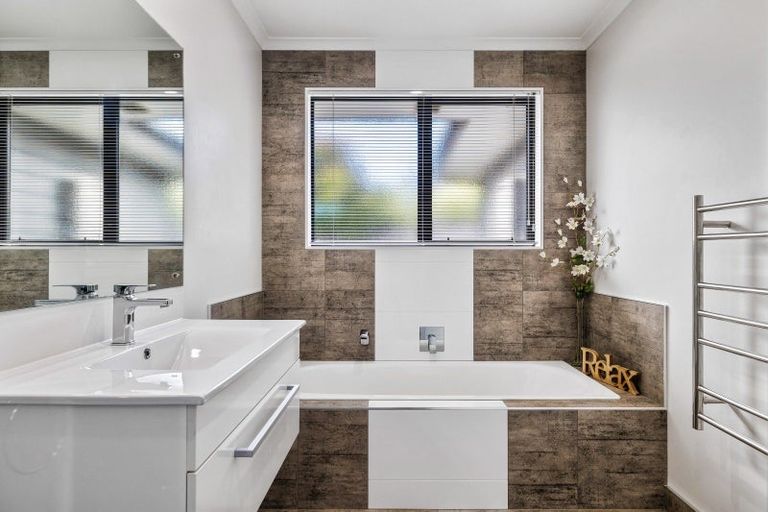 Photo of property in 3 Saint Heliers Grove, Fitzherbert, Palmerston North, 4410