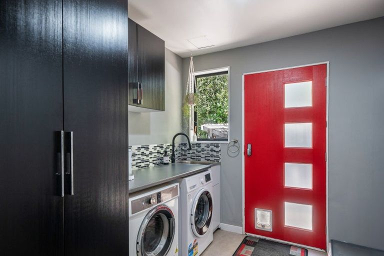 Photo of property in 70 Pinehaven Road, Pinehaven, Upper Hutt, 5019