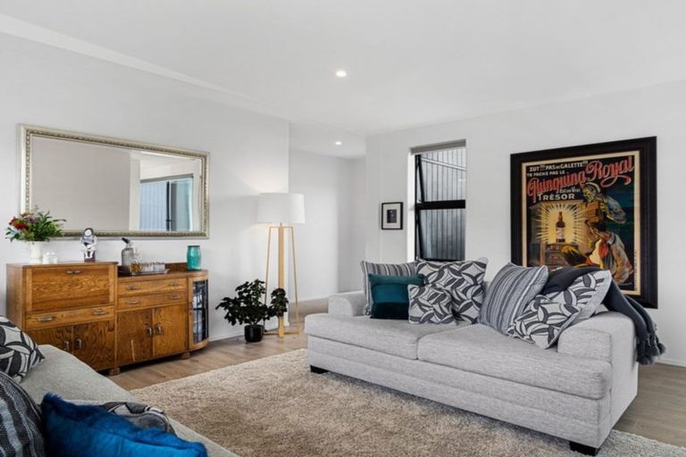 Photo of property in 16 Awanui Crescent, Matakana, 0985