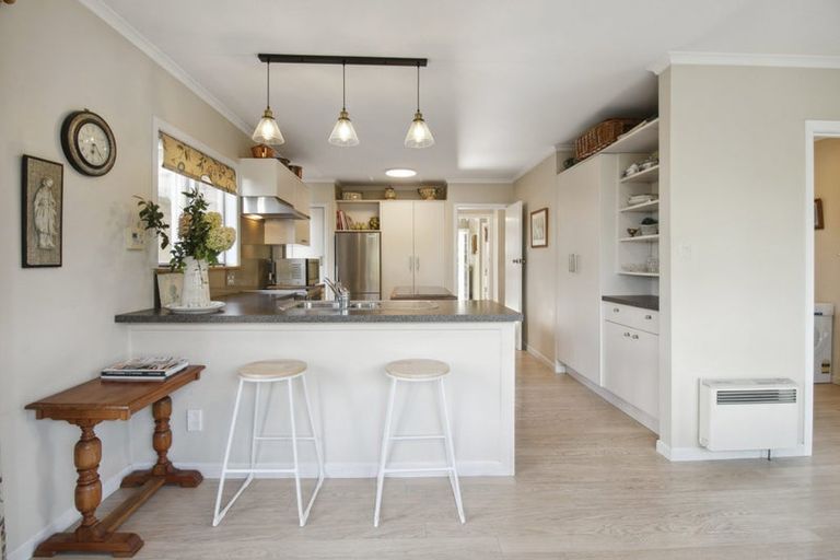 Photo of property in 63 Forrest Hill Road, Milford, Auckland, 0620