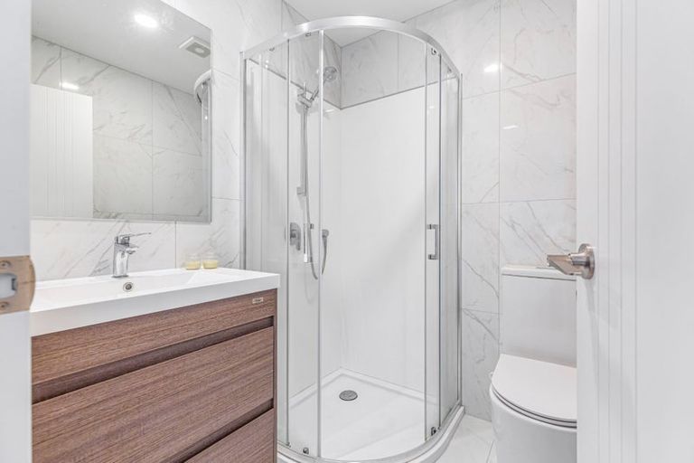 Photo of property in 5/3 Beach Road, Te Atatu Peninsula, 0610