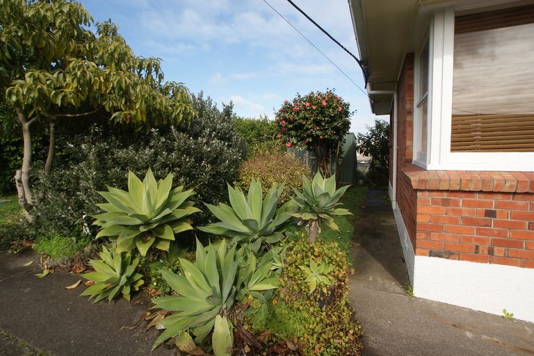 Photo of property in 1/2 Archibald Road, Kelston, Auckland, 0602