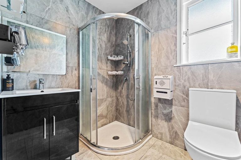 Photo of property in 37 Queen Mary Avenue, New Lynn, Auckland, 0600