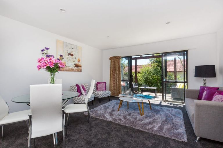 Photo of property in 9/44 Fields Parade, Oteha, Auckland, 0632