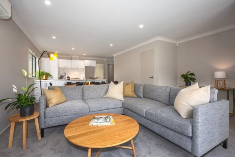 Photo of property in 16 Brindle Way, Newlands, Wellington, 6037