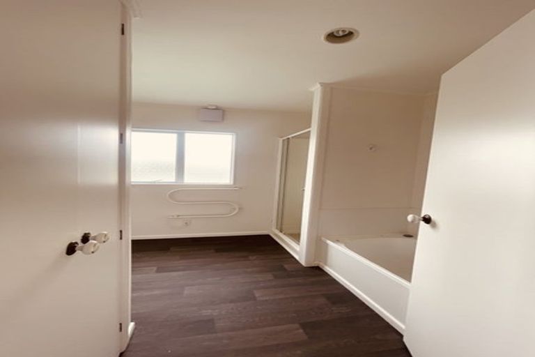 Photo of property in 49 Neil Avenue, Te Atatu Peninsula, Auckland, 0610