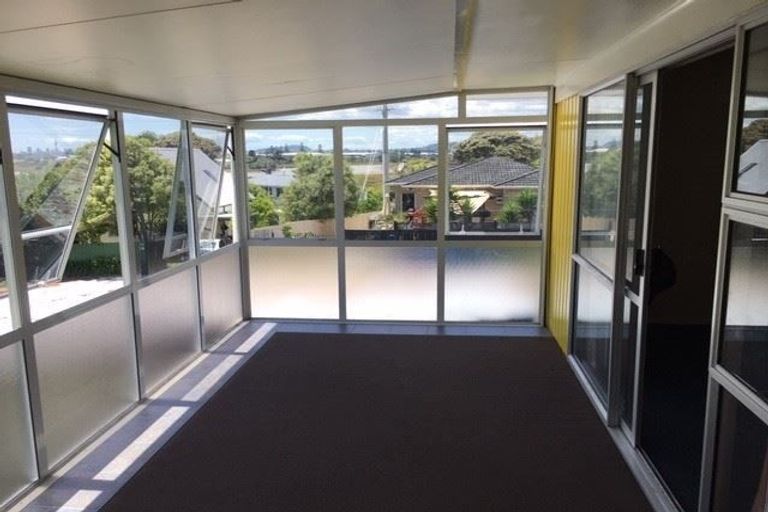 Photo of property in 5 Talavera Place, Te Atatu South, Auckland, 0602