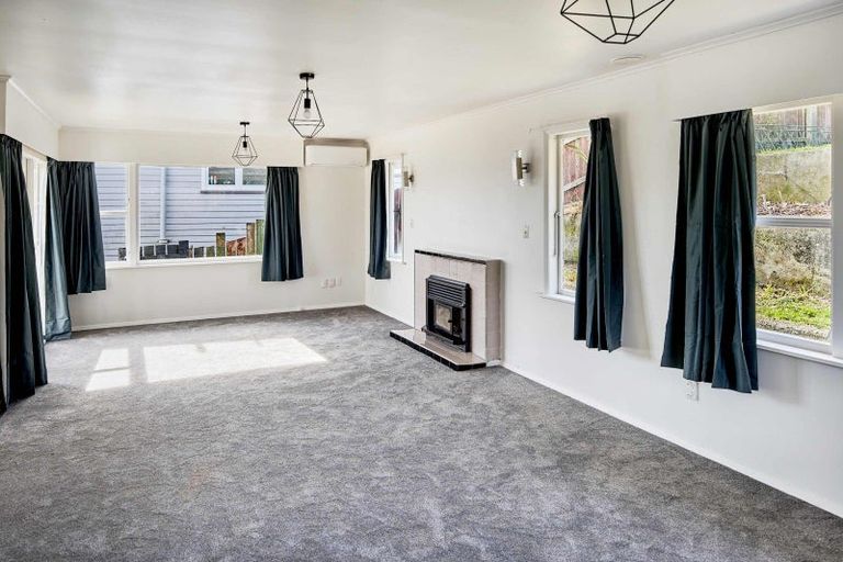 Photo of property in 22 Longcroft Terrace, Newlands, Wellington, 6037