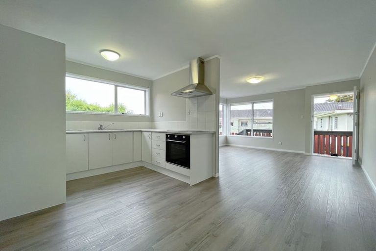 Photo of property in 2/82 Moore Street, Hillcrest, Auckland, 0627