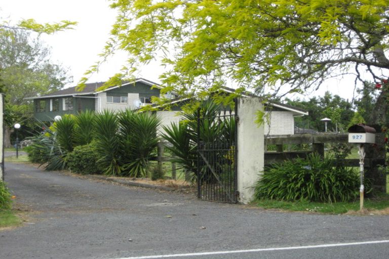 Photo of property in 927 Waitakere Road, Kumeu, 0891
