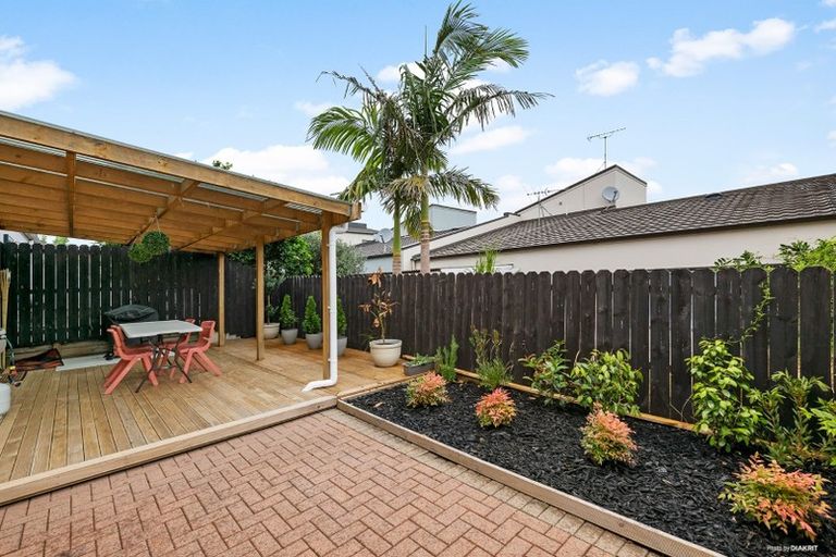 Photo of property in 30 Spalding Rise, Golflands, Auckland, 2013