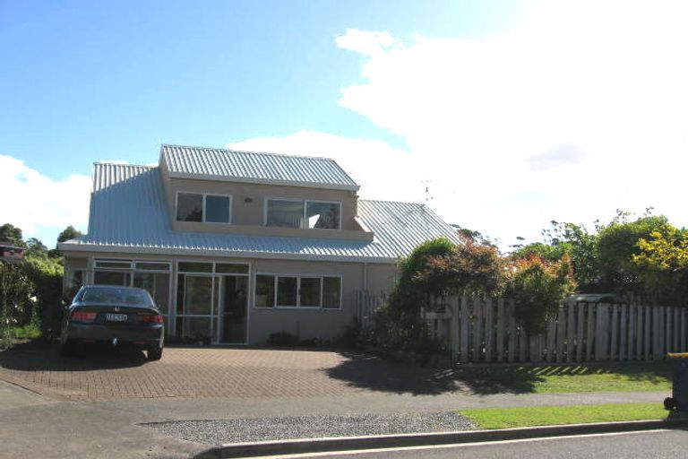 Photo of property in 1/37 Rifleman Rise, Unsworth Heights, Auckland, 0632
