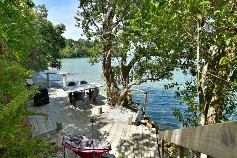 Photo of property in 254 Wade River Road, Wade Heads, Whangaparaoa, 0932