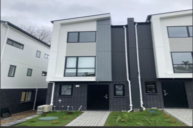 Photo of property in 83 Morihana Close, Glen Eden, 0602