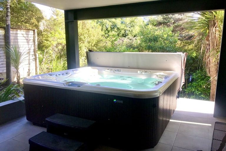 Photo of property in 9 Kahikatea Close, Campbells Bay, Auckland, 0630