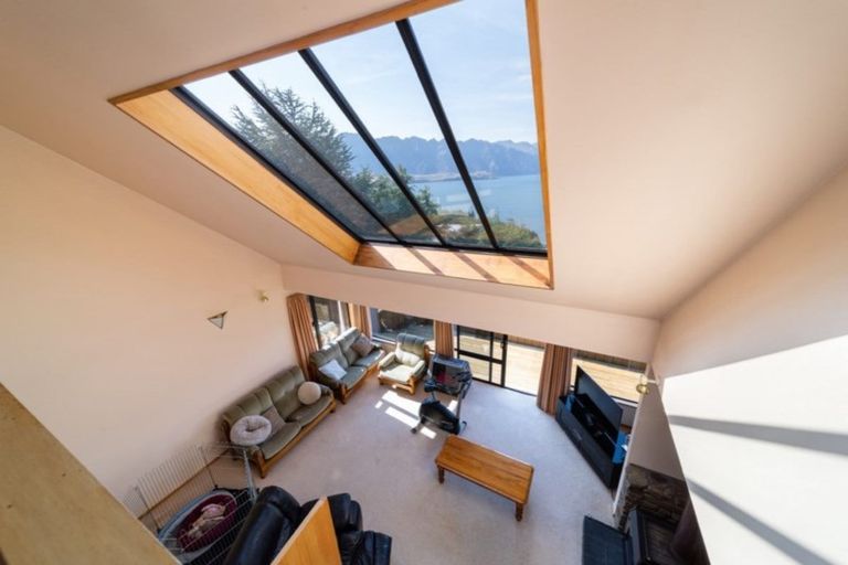 Photo of property in 128 Wynyard Crescent, Fernhill, Queenstown, 9300