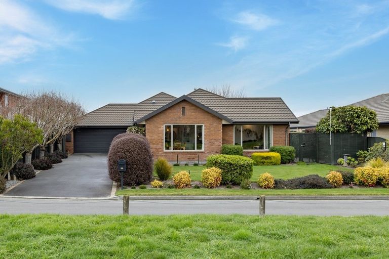 Photo of property in 92 Willowview Drive, Redwood, Christchurch, 8051