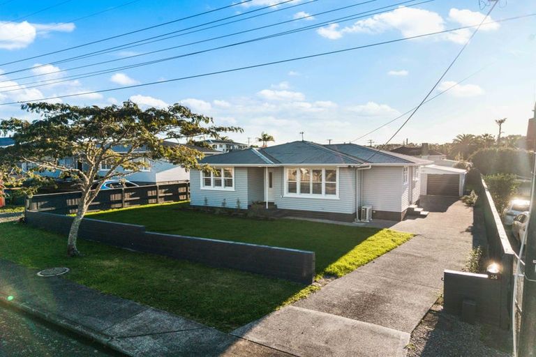 Photo of property in 24 Cobham Crescent, Kelston, Auckland, 0602