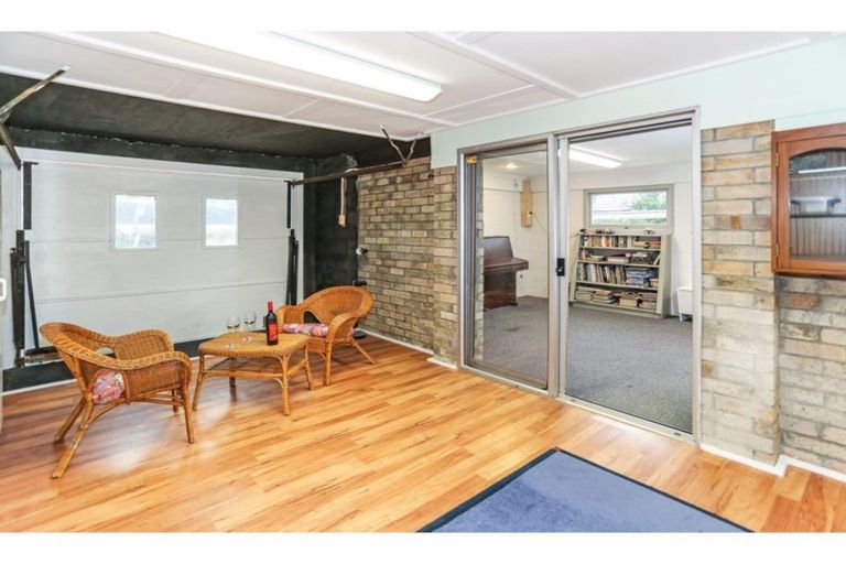 Photo of property in 8 Youngs Road, Papakura, 2110