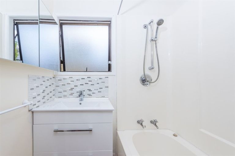 Photo of property in 3/23 Luckens Road, West Harbour, Auckland, 0618