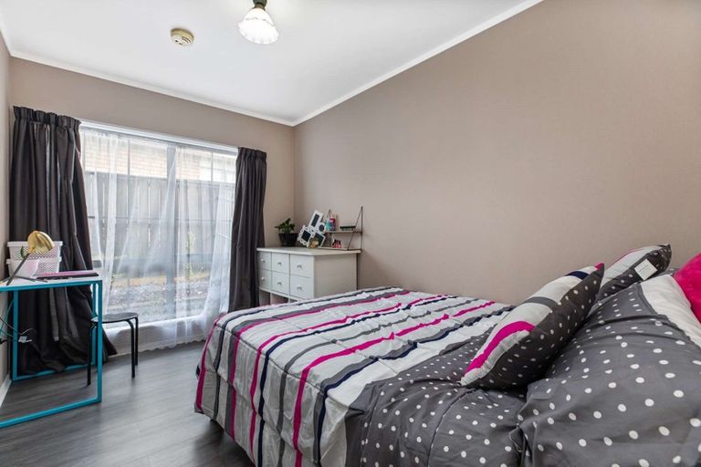 Photo of property in 2/15 Eulogy Place, Randwick Park, Auckland, 2105