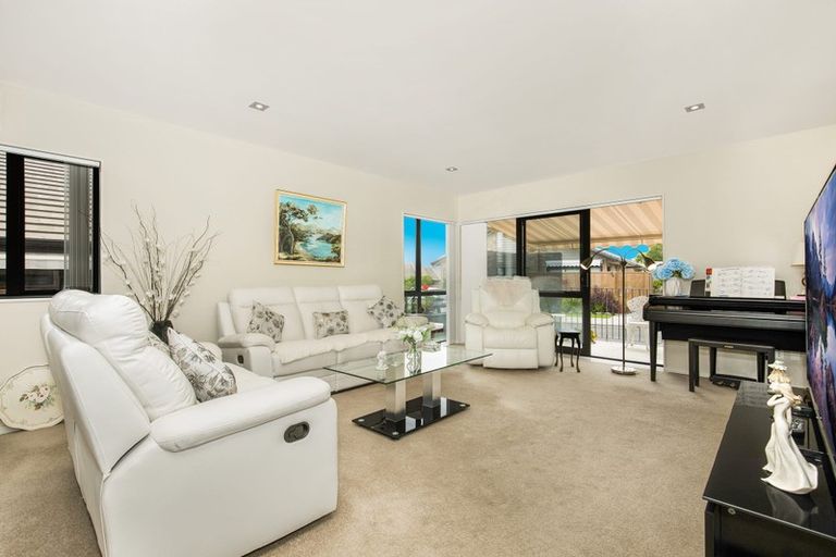Photo of property in 46 Royalle Mews, Botany Downs, Auckland, 2010