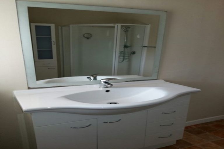 Photo of property in 13 Youngs Road, Papakura, 2110