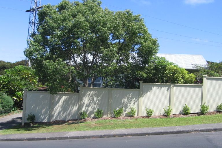 Photo of property in 57 Easton Park Parade, Glenfield, Auckland, 0629