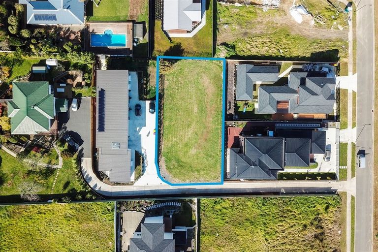 Photo of property in 22 Roxborough Place, East Tamaki Heights, Auckland, 2016