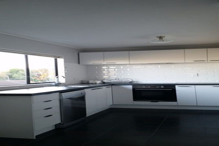 Photo of property in 1/17 Kupari Place, Totara Vale, Auckland, 0629