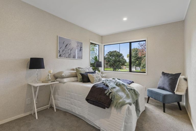 Photo of property in 17 Channing Crescent, Botany Downs, Auckland, 2010