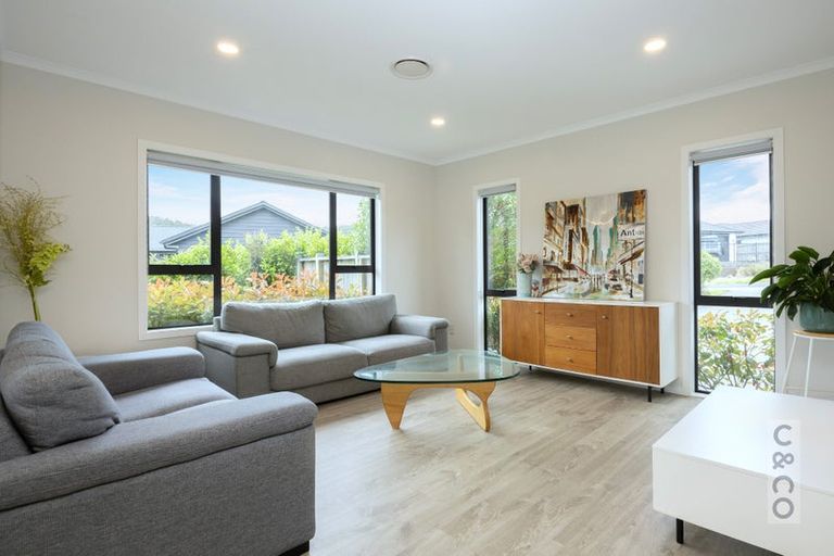 Photo of property in 15 Vogwill Road, Kumeu, 0810