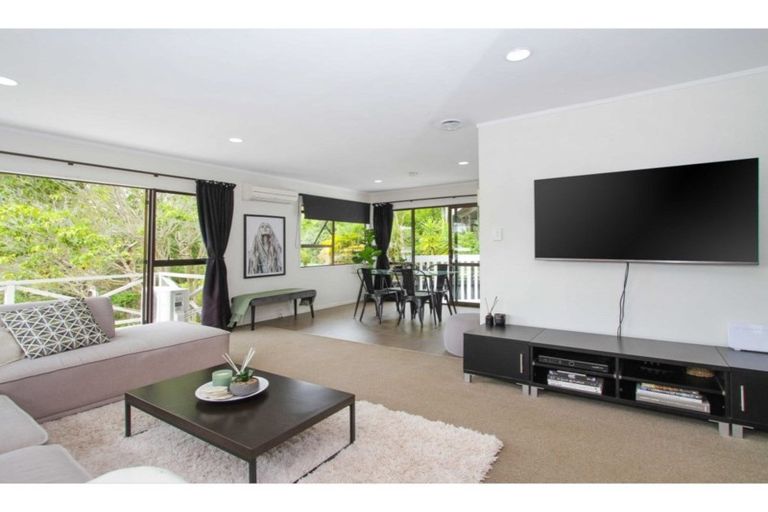 Photo of property in 1/27 Sovereign Place, Glenfield, Auckland, 0629