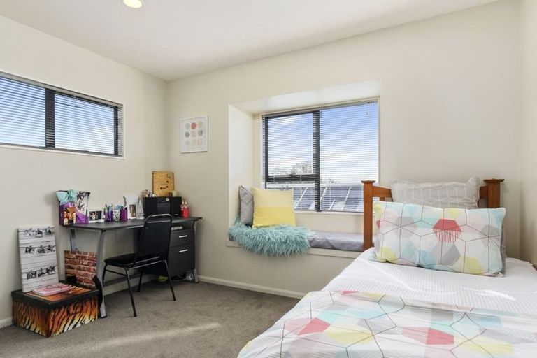 Photo of property in 94 Luckens Road, West Harbour, Auckland, 0618