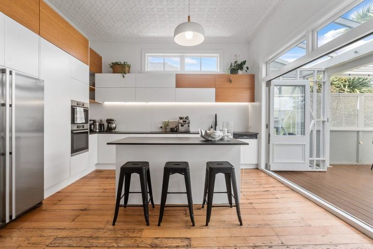 Photo of property in 37 Mozeley Avenue, Devonport, Auckland, 0624