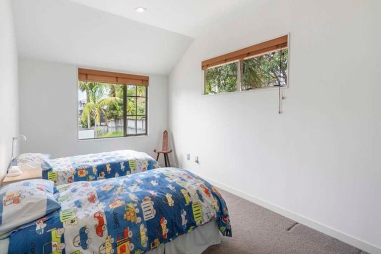 Photo of property in 68 Saddleback Rise, Murrays Bay, Auckland, 0630